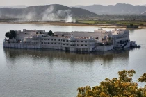 Tráng lệ lâu đài trắng nổi giữa lòng hồ Pichola 