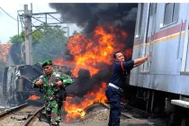Indonesia: Tàu hỏa đâm xe chở dầu, ít nhất 10 người chết