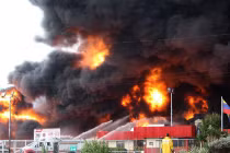 Cận cảnh nhà máy lọc dầu Venezuela biến thành quả cầu lửa