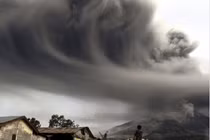 Indonesia bị “nhuộm xám” vì tro bụi núi lửa