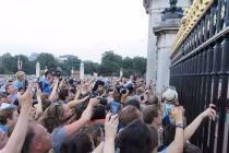 Nước Anh vỡ òa mừng vua tương lai chào đời