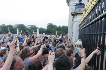 Nước Anh vỡ òa mừng vua tương lai chào đời