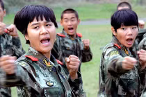 Lính nữ biên phòng 9X Trung Quốc rèn luyện