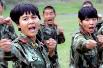 Lính nữ biên phòng 9X Trung Quốc rèn luyện