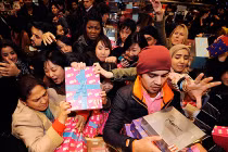 Biển người tranh cướp mua hàng giá sốc ngày Boxing Day