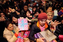 Biển người tranh cướp mua hàng giá sốc ngày Boxing Day