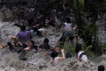 Sông Tiền Đường thịnh nộ, dân TQ kinh hoàng 