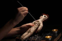 Búp bê ma thuật yểm bùa sếp “hút” dân văn phòng