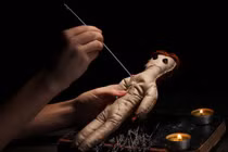 Búp bê ma thuật yểm bùa sếp “hút” dân văn phòng