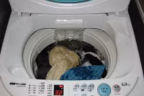 Hai chị em chết thảm trong máy giặt 