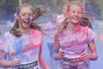 Rực rỡ thi chạy ném bột màu Hungary