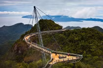 Nghẹt thở với cây cầu lơ lửng giữa trời mây ở Malaysia