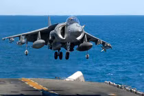 Chiến đấu cơ Mỹ thả bom xuống công viên Australia