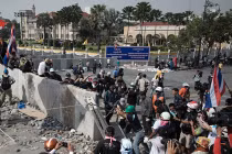 Người biểu tình, cảnh sát Thái đối đầu... chuyển sang “ôm hôn“