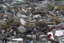 Xót xa người Philippines sống sót... bới rác tìm thức ăn