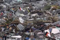 Xót xa người Philippines sống sót... bới rác tìm thức ăn