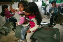 Đồ chơi chiến tranh “độc nhất vô nhị” của trẻ em Syria