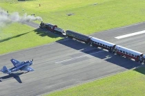 Kinh hoàng đường tàu xuyên qua đường băng