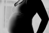 Bị ông già 61 tuổi dụ dỗ, bé 13 tuổi sinh ba 