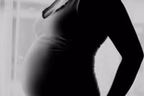 Bị ông già 61 tuổi dụ dỗ, bé 13 tuổi sinh ba 