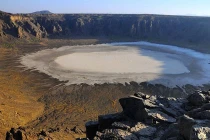 Miệng núi lửa trắng ngọc kì lạ ở Saudi Arabia 