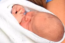 Khoảnh khắc rửa tội của tiểu "Hoàng đế" Anh quốc