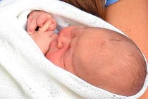 Khoảnh khắc rửa tội của tiểu "Hoàng đế" Anh quốc