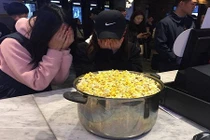 Giới trẻ trơ mặt đem xô đựng bỏng ngô miễn phí