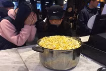 Giới trẻ trơ mặt đem xô đựng bỏng ngô miễn phí