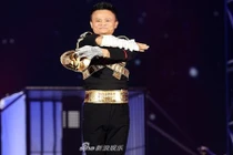Tỷ phú Jack Ma gây sốt khi nhái Michael Jackson