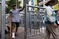 Ảnh: Dải phân cách vỉa hè như chuồng thú ở Sài Gòn