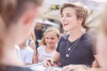 Hot boy "dậy thì thành công" khiến chị em mê mẩn