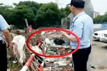 Con mang xác cha ra bãi rác đốt để tiết kiệm tiền hỏa táng