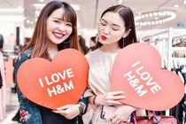 Hot girl check-in tại cửa hàng H&M, Zara đầu tiên tại Hà Nội