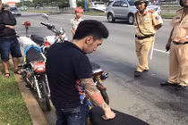 Bị CSGT bắt, quái xế xăm trổ đưa hối lộ để được tha