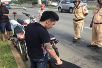 Bị CSGT bắt, quái xế xăm trổ đưa hối lộ để được tha