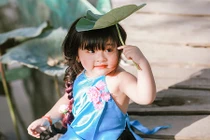 “Tiểu thơ áo yếm” mũm mĩm dưới tán lá sen gây sốt 