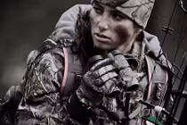 Chiêm ngưỡng nhan sắc của nữ thợ săn "bốc lửa" nhất quả đất