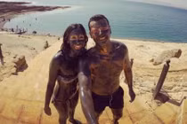 Vợ chồng phi công "đưa nhau đi trốn" khiến ai cũng ghen tị