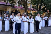 Thuê máy bay đưa đề thi và giám thị ra đảo