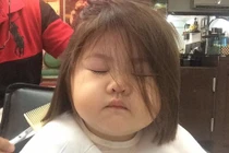 4 cô bé đáng yêu chỉ ngồi cắt tóc thôi cũng gây sốt