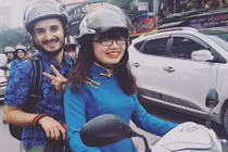 Nữ sinh làm xe ôm cho khách Tây để học tiếng Anh