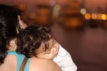 Mẹ chồng đuổi ra khỏi nhà vì chê không biết đẻ