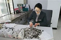 7 người mất 1 tháng đếm 2,5 tấn tiền tiết kiệm của “đại gia”