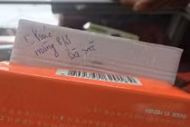 Người đàn ông nghèo mua mỹ phẩm tặng vợ 8/3 gây xúc động