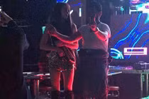 Em gái Công Vinh lại bị tố uốn éo bên khách nam 