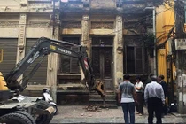 Cận cảnh ngôi nhà cổ bị phá bậc tam cấp trên vỉa hè