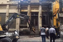 Cận cảnh ngôi nhà cổ bị phá bậc tam cấp trên vỉa hè