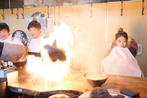 Thót tim mì bốc lửa bừng bừng ở Nhật, chọn không được chạy