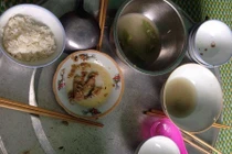 Mâm cơm mẹ chồng để phần khiến con dâu ức trào nước mắt